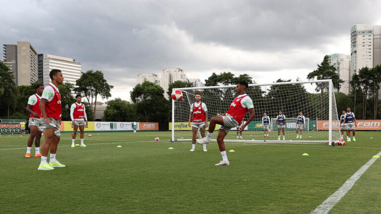 Após jogo-treino, Palmeiras aprimora parte física com corridas e partidas de futevôlei