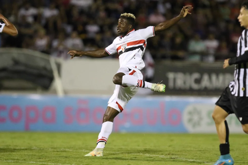 São Paulo sofre empate contra o Ceará, mas vence nos pênaltis e vai à terceira fase da Copinha