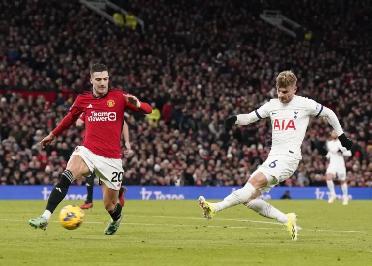 Rashford volta a marcar em Old Trafford após 14 jogos e ajuda os Red Devils a conquistar empate em casa