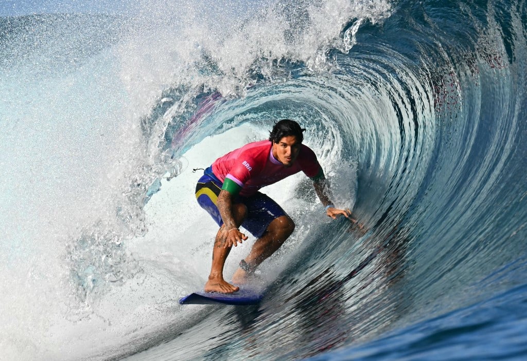 Medina e João Chianca avançam às oitavas de final no surfe em Paris; Filipe Toledo disputa repescagem