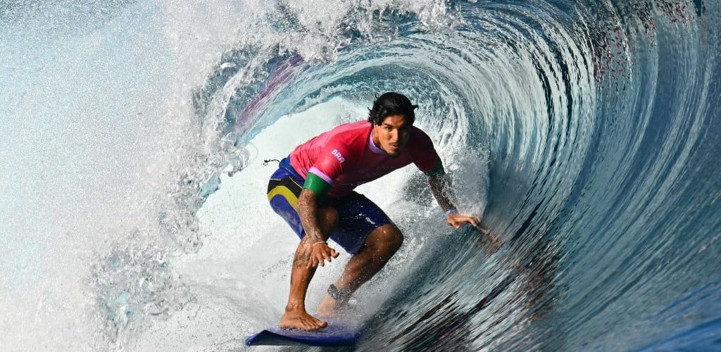 Medina e João Chianca avançam às oitavas de final no surfe em Paris; Filipe Toledo disputa repescagem