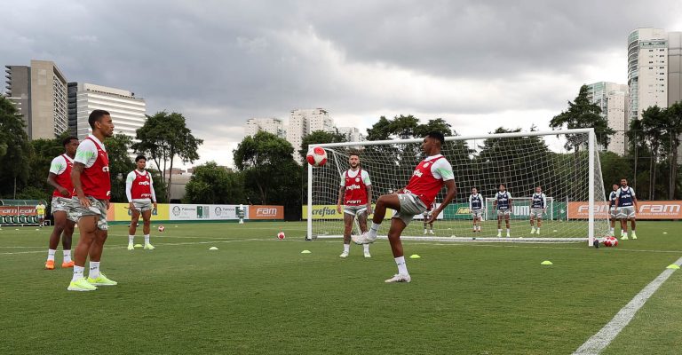 Após jogo-treino, Palmeiras aprimora parte física com corridas e partidas de futevôlei